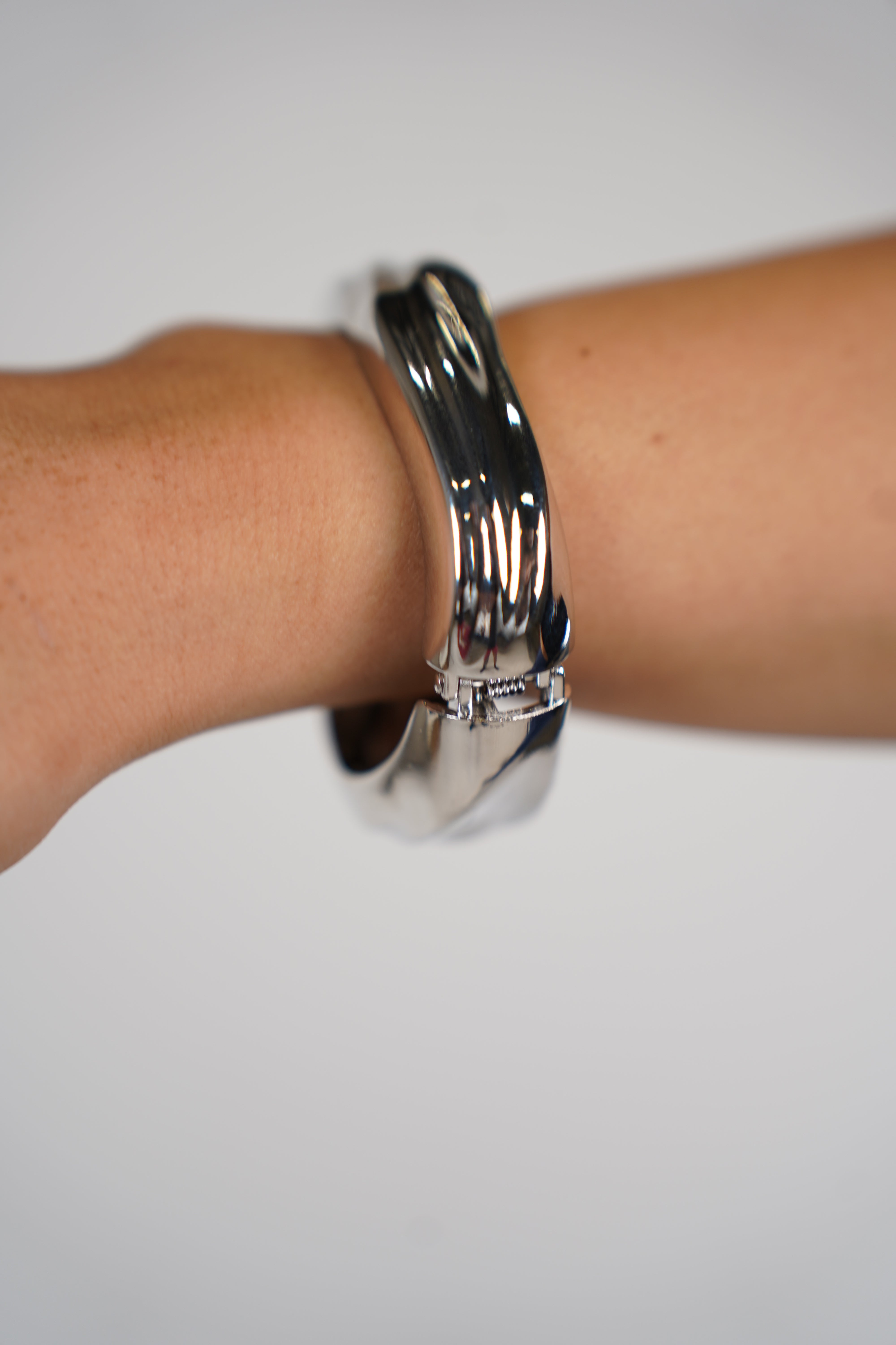 Myla Swivel Bracelet – Sleek Gold Twist Bangle