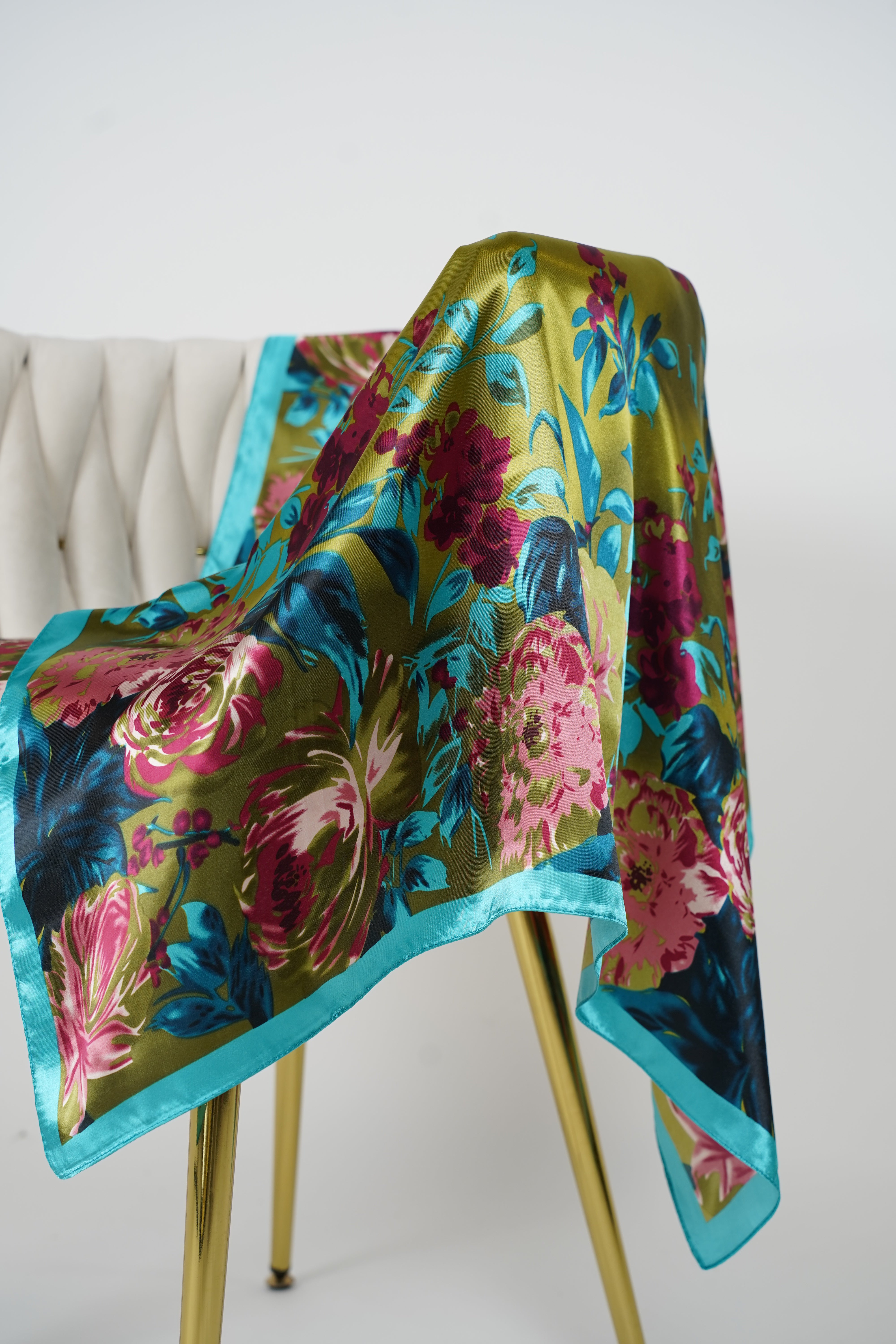 Versatile Patterned Scarf – Multi-Way Styling Accessory