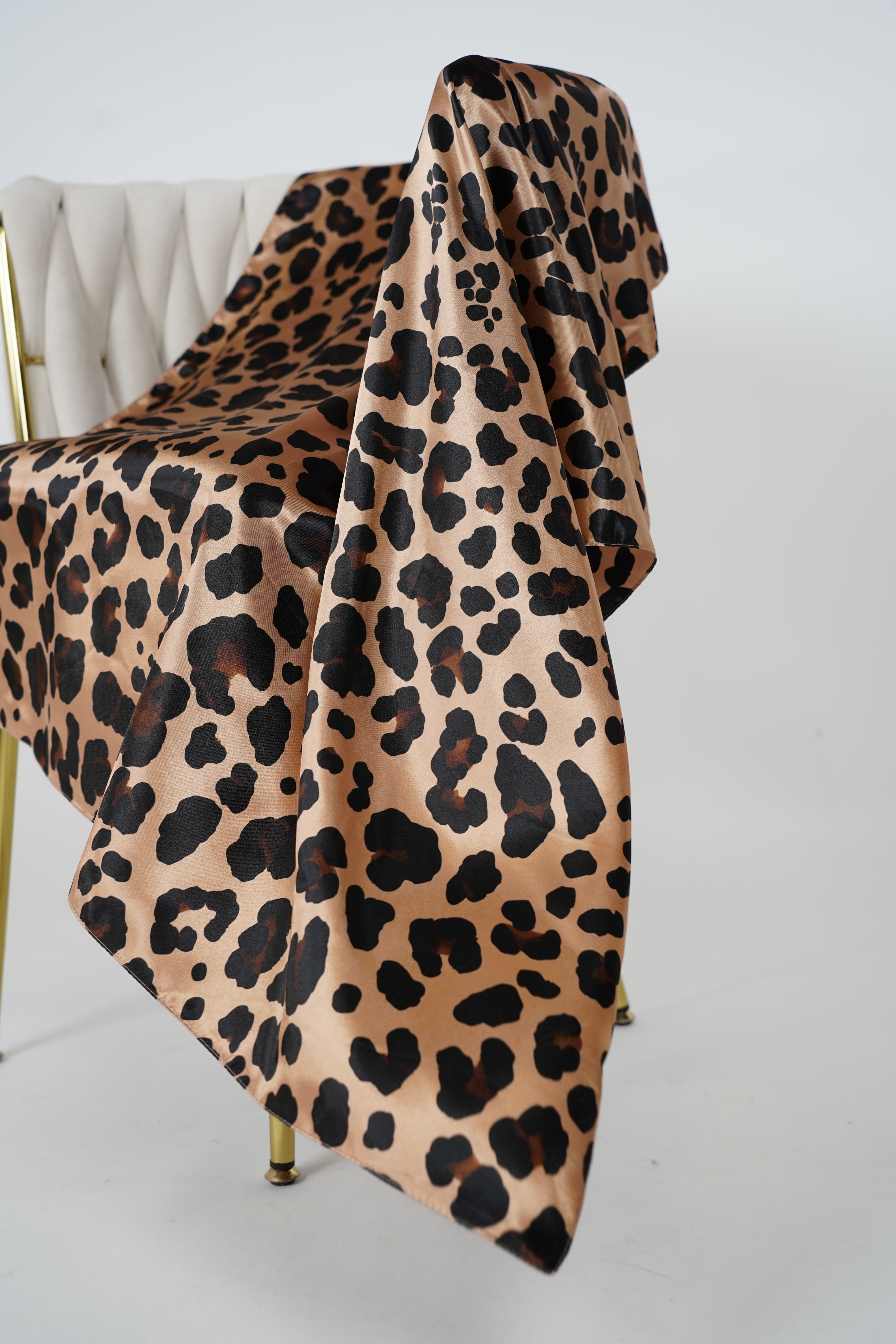 Versatile Patterned Scarf – Multi-Way Styling Accessory