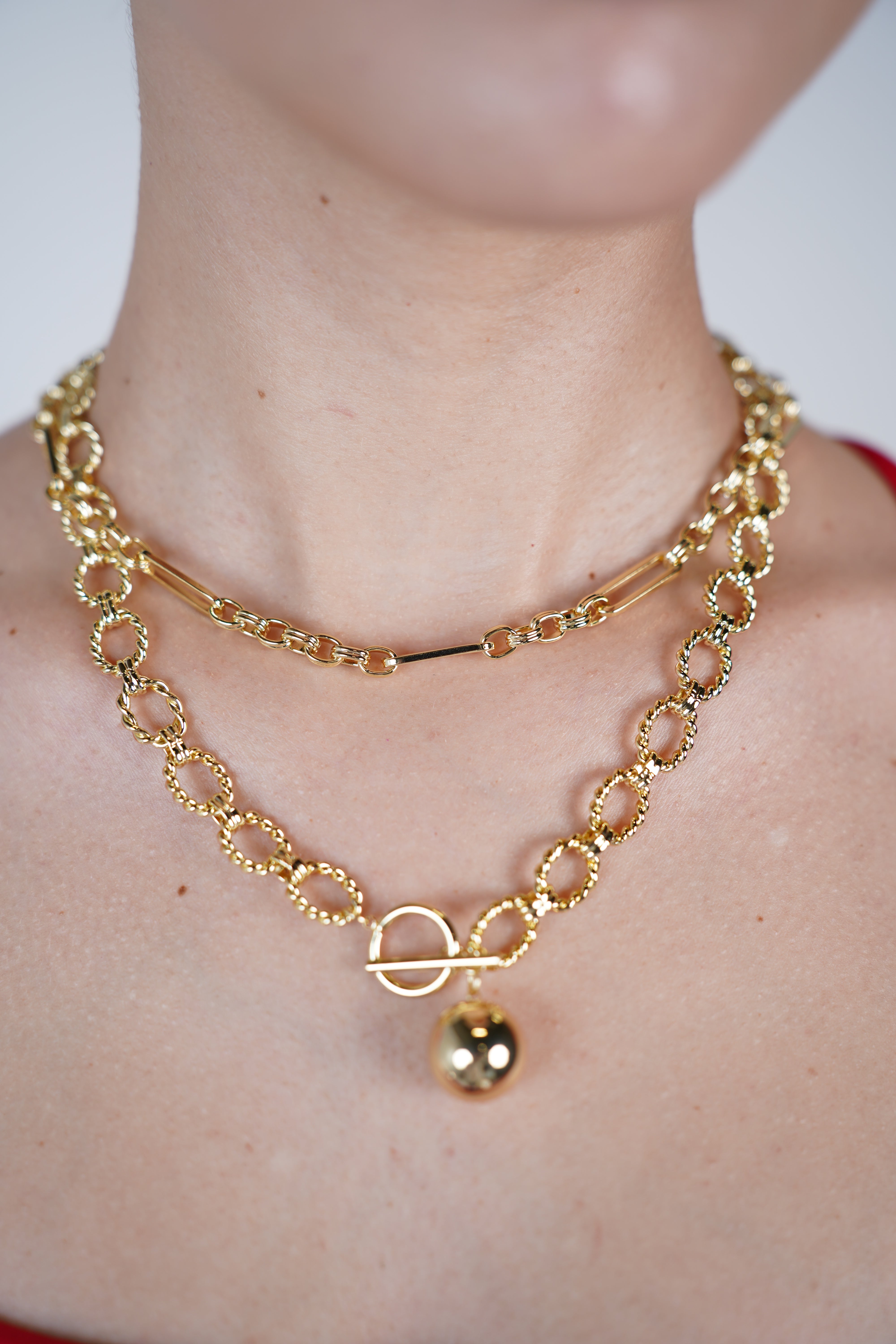 Luzia Necklace – Textured Link Chain with Bold Gold Pendant