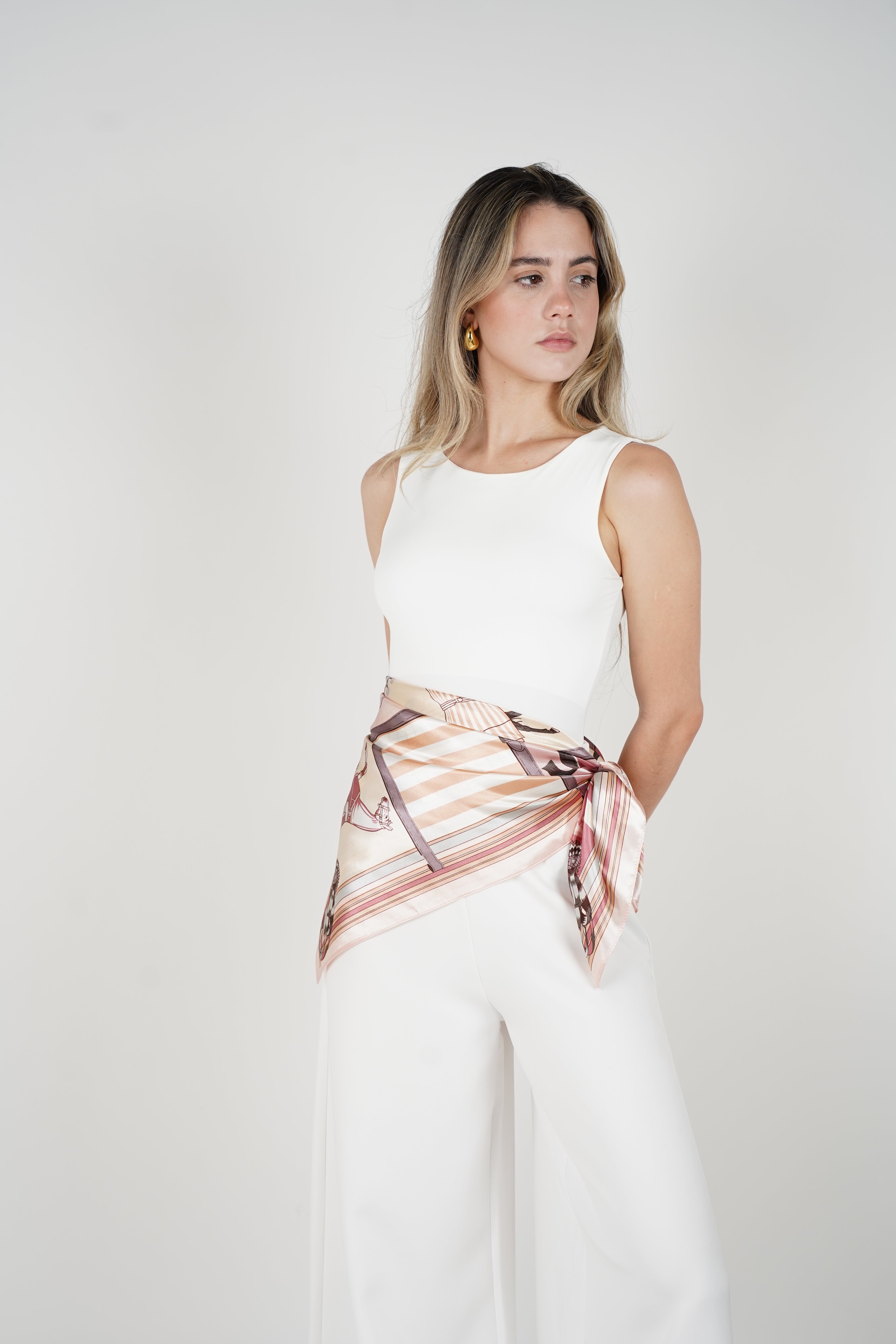 Versatile Patterned Scarf – Multi-Way Styling Accessory