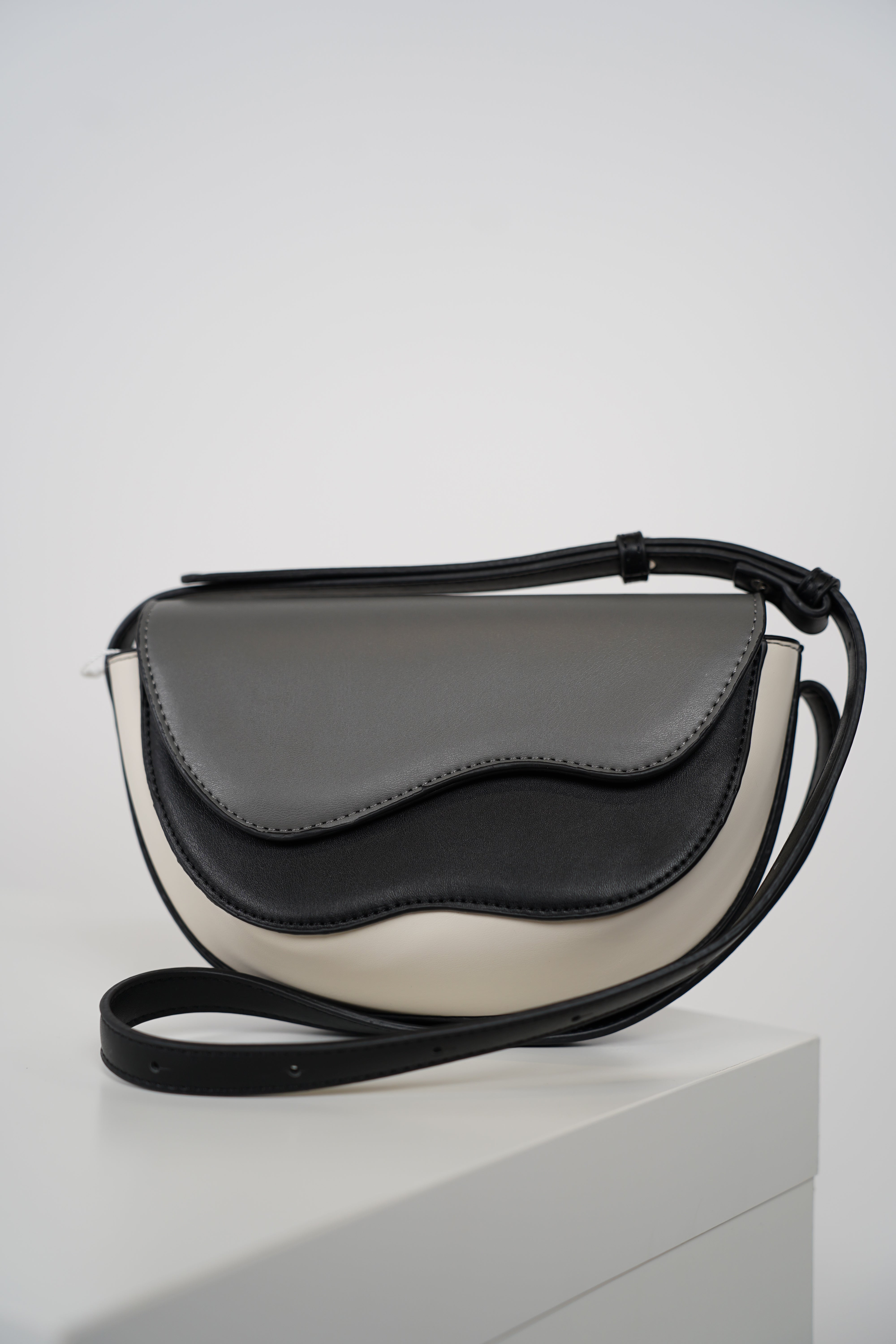 Yalora Crossbody Bags – Sleek Curves in Every Step