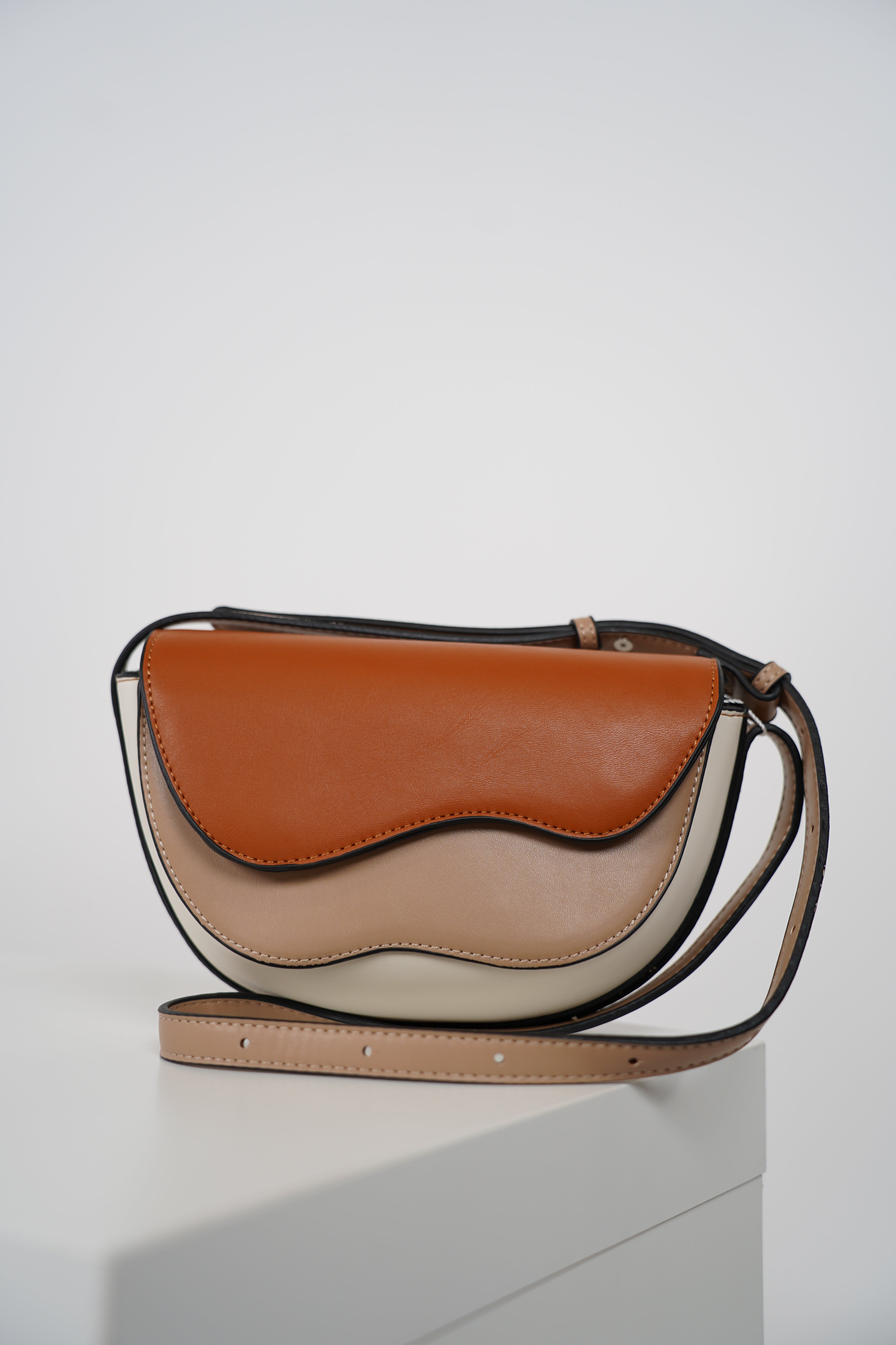 Yalora Crossbody Bags – Sleek Curves in Every Step