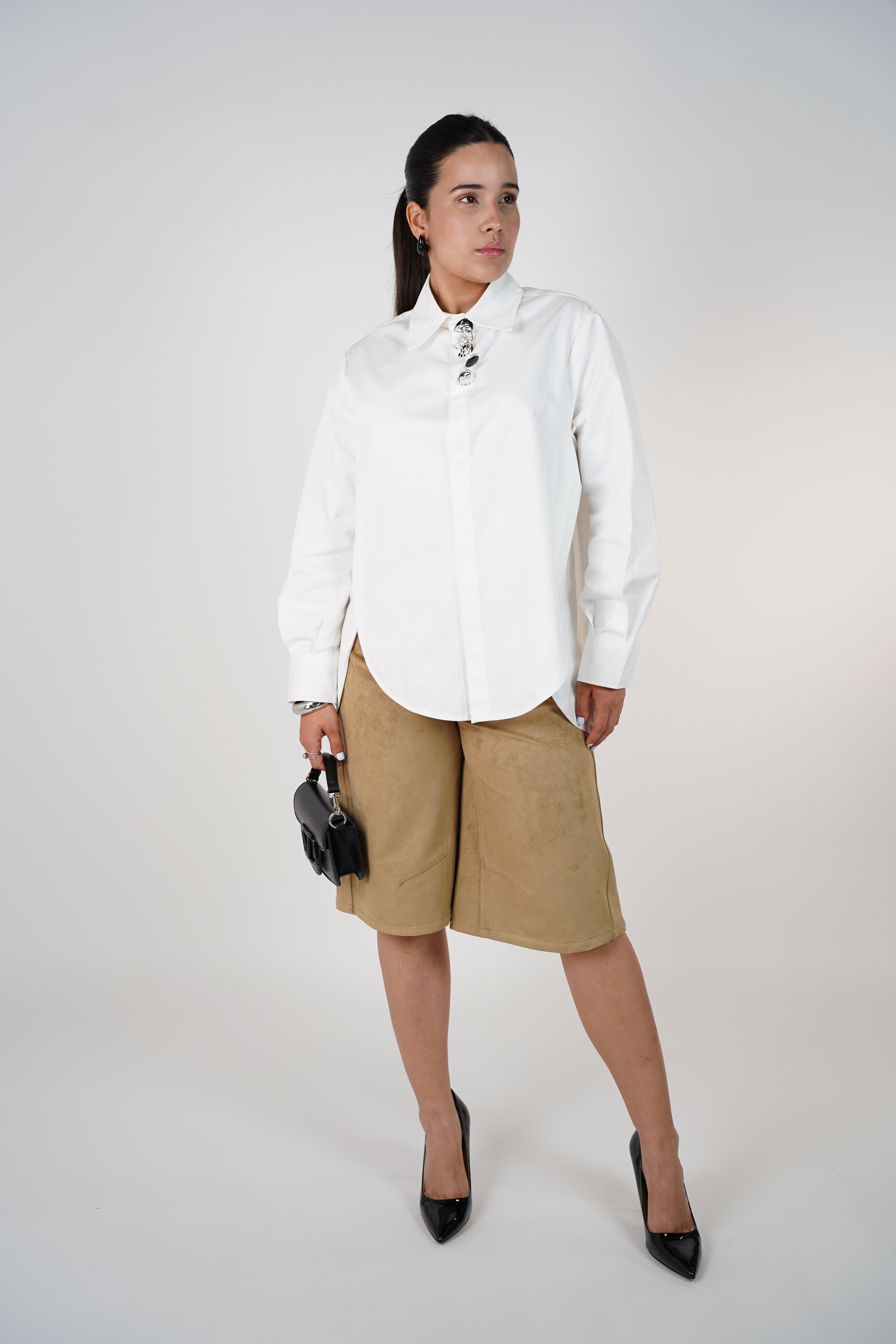 Sıra Suede Bermudas – Chic Tailored Shorts in Neutral Tones