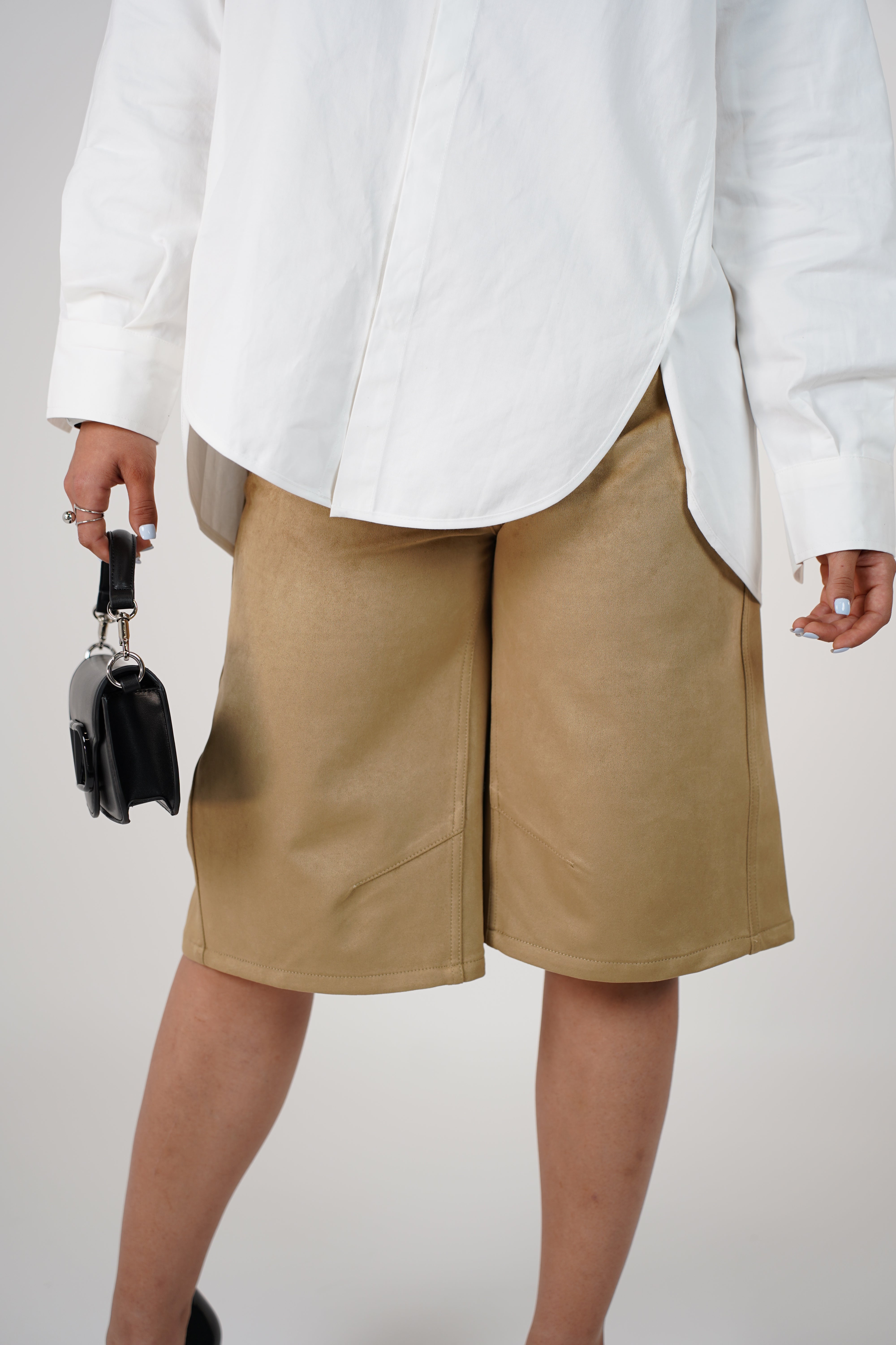 Sıra Suede Bermudas – Chic Tailored Shorts in Neutral Tones