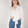 Blusa glamurosa con cuello en V y nudo