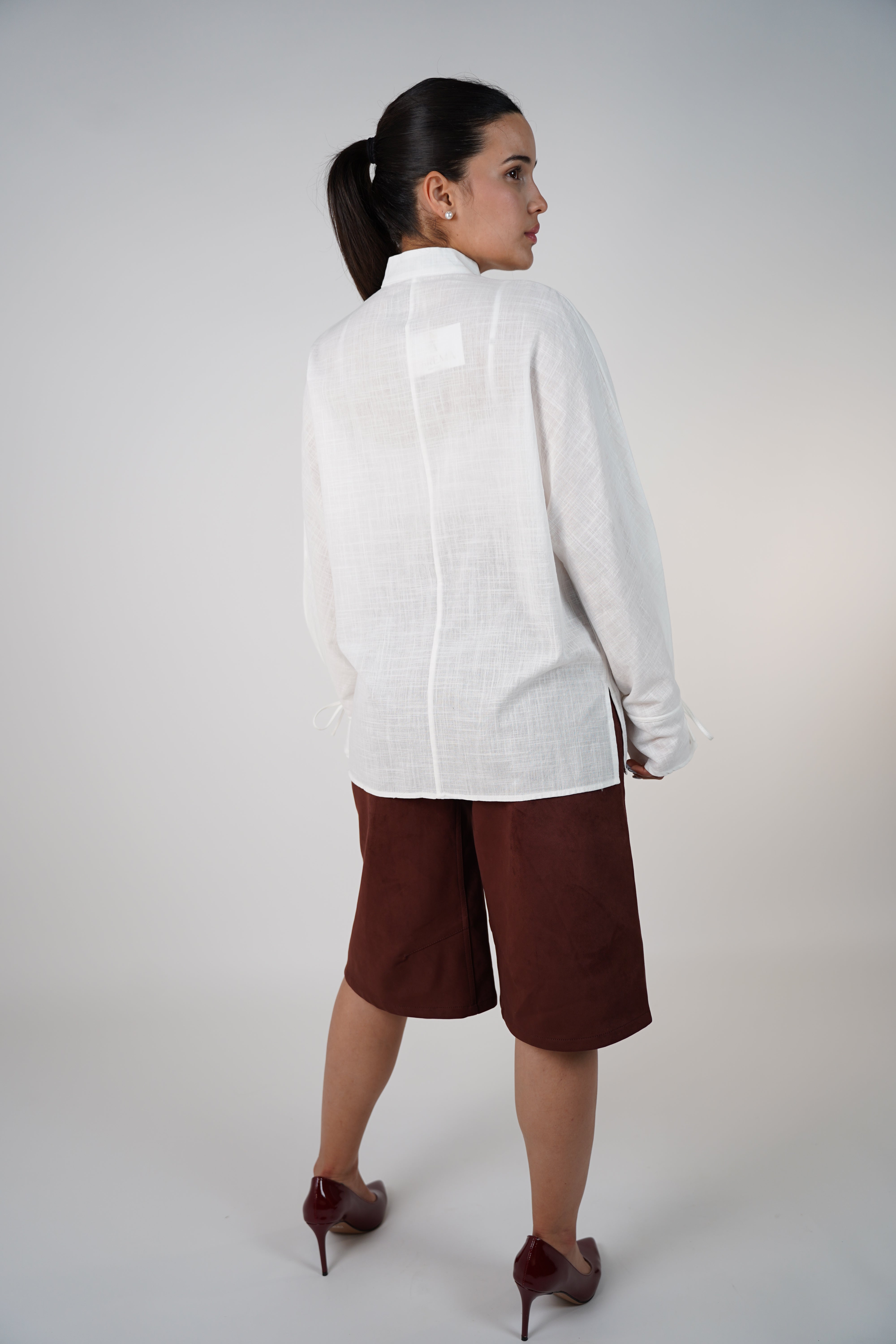 Sıra Suede Bermudas – Chic Tailored Shorts in Neutral Tones