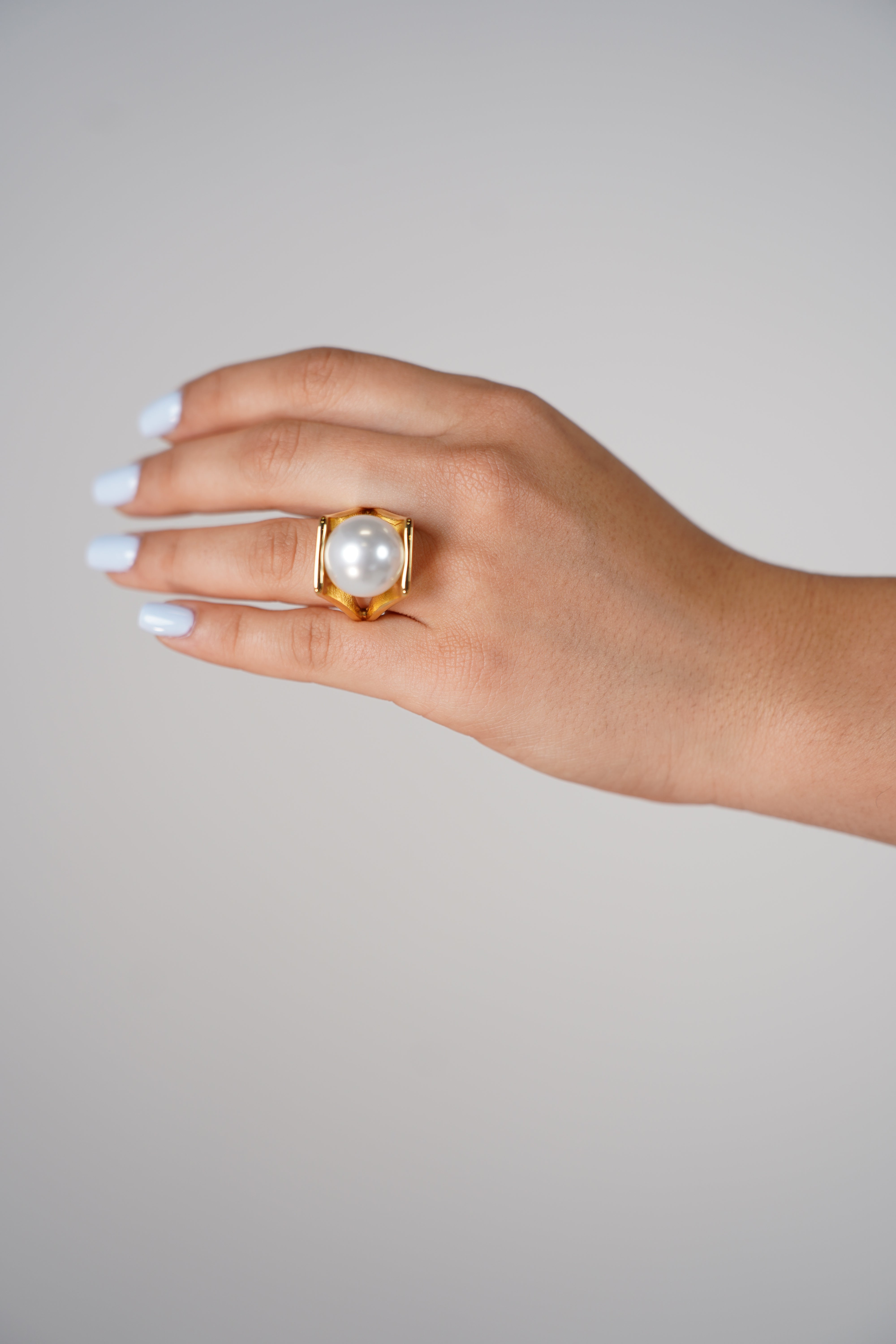 Ely Pearl Ring – Sculptural Gold Ring with Statement Pearl