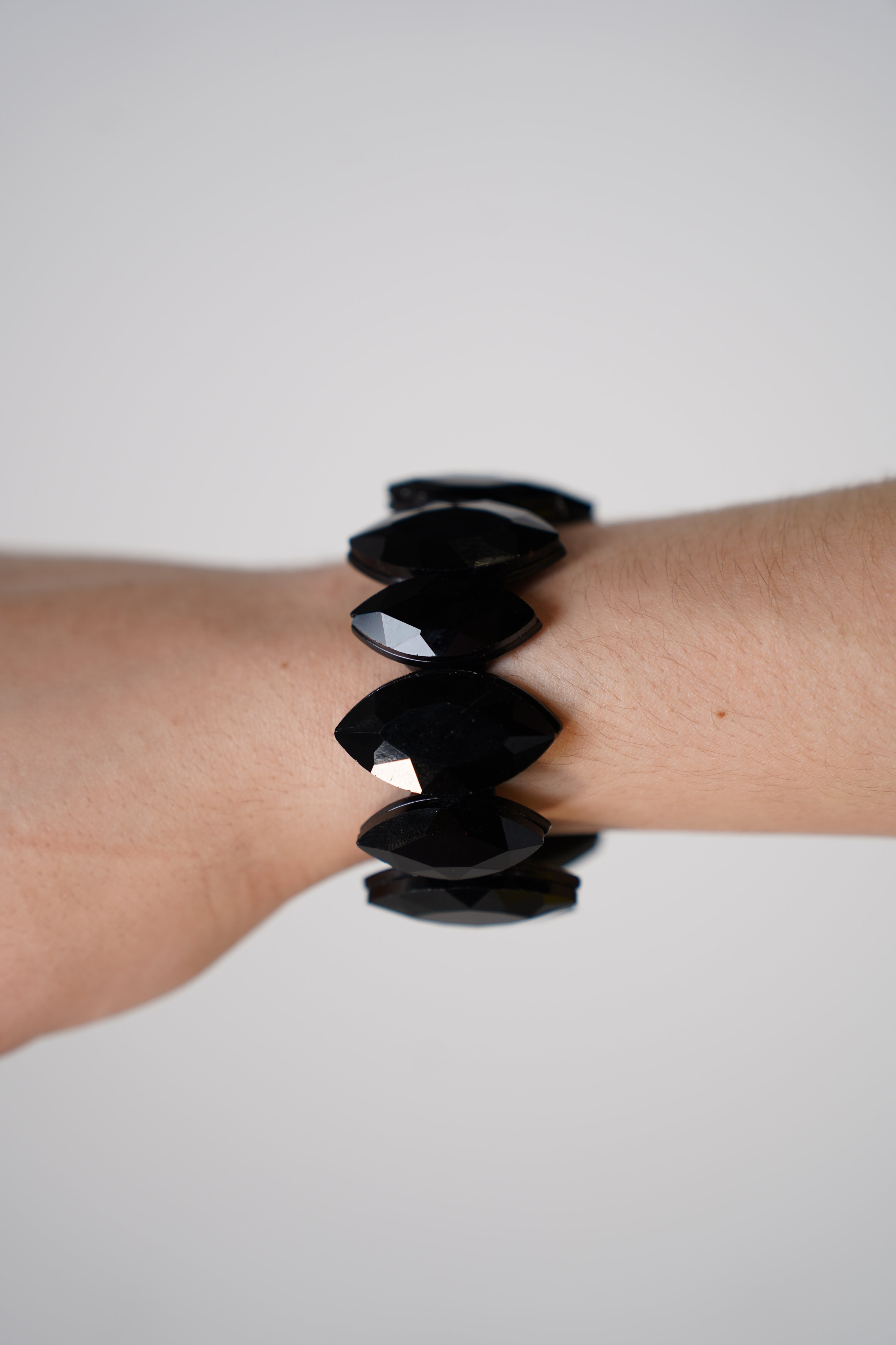 Vysa Elegant Bracelet – Bold Faceted Black Design